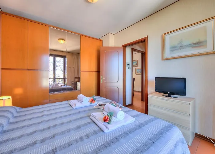 Laura's Cozy Center - Happy